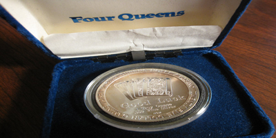 Four Queens, Good Luck $25, Coin Aligned, Presentation Case Token (tFQlvnv-013)